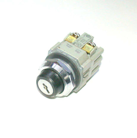 IDEC   BST-001  BST-010   2-POSITION KEY SWITCH  1N.O. 1 N.C. CONTACTS 10 AMP